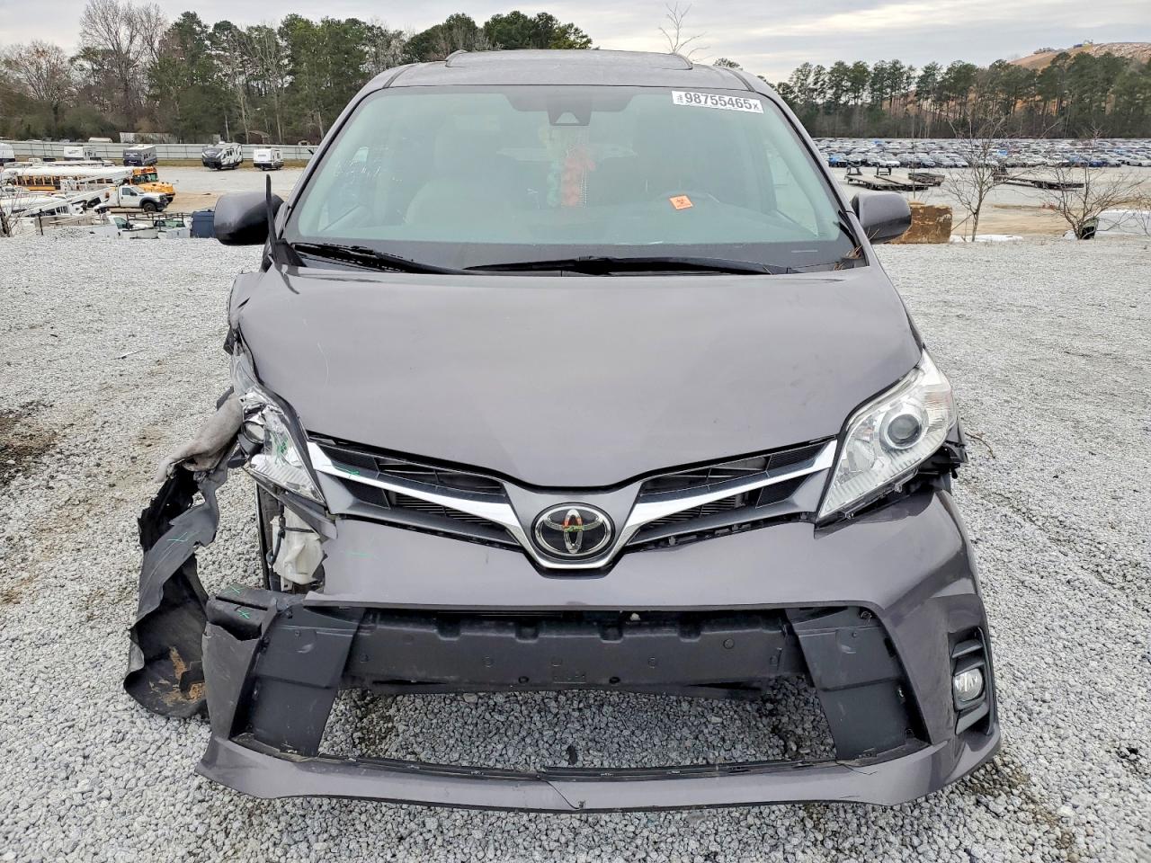 2020 TOYOTA SIENNA XLE photo 5