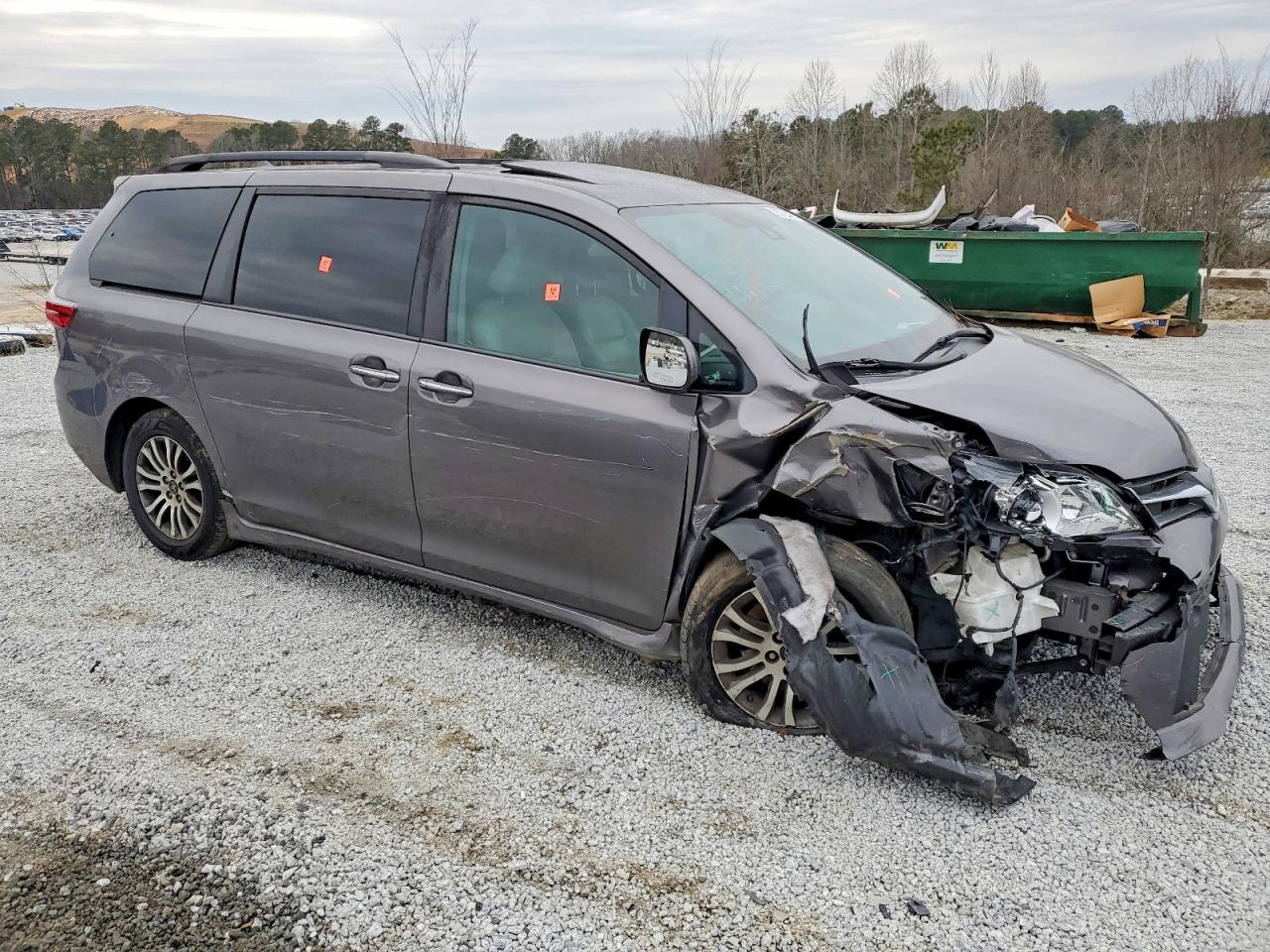 2020 TOYOTA SIENNA XLE photo 4