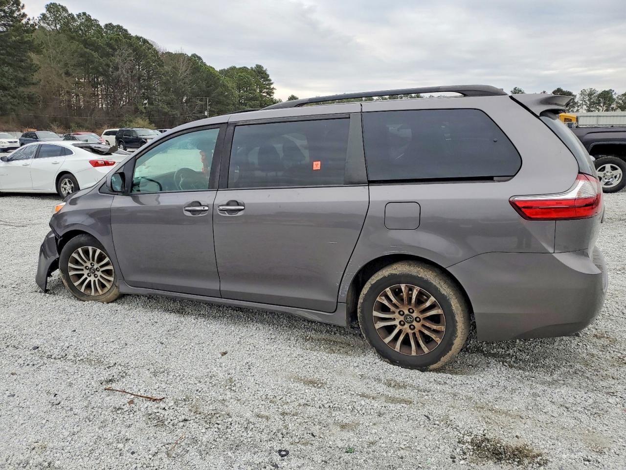 2020 TOYOTA SIENNA XLE photo 2