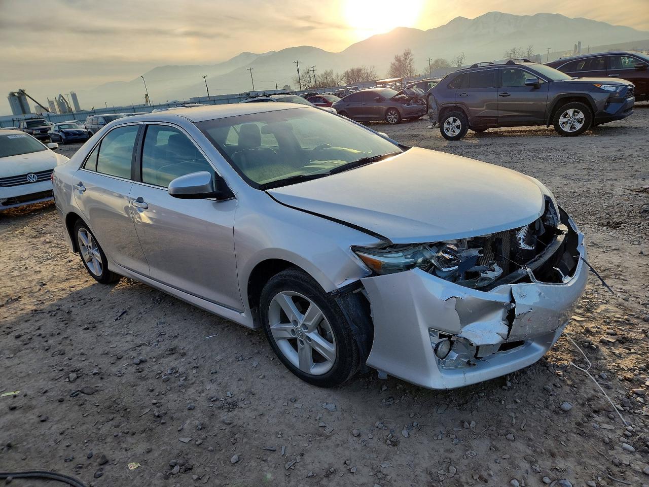2014 TOYOTA CAMRY L photo 4