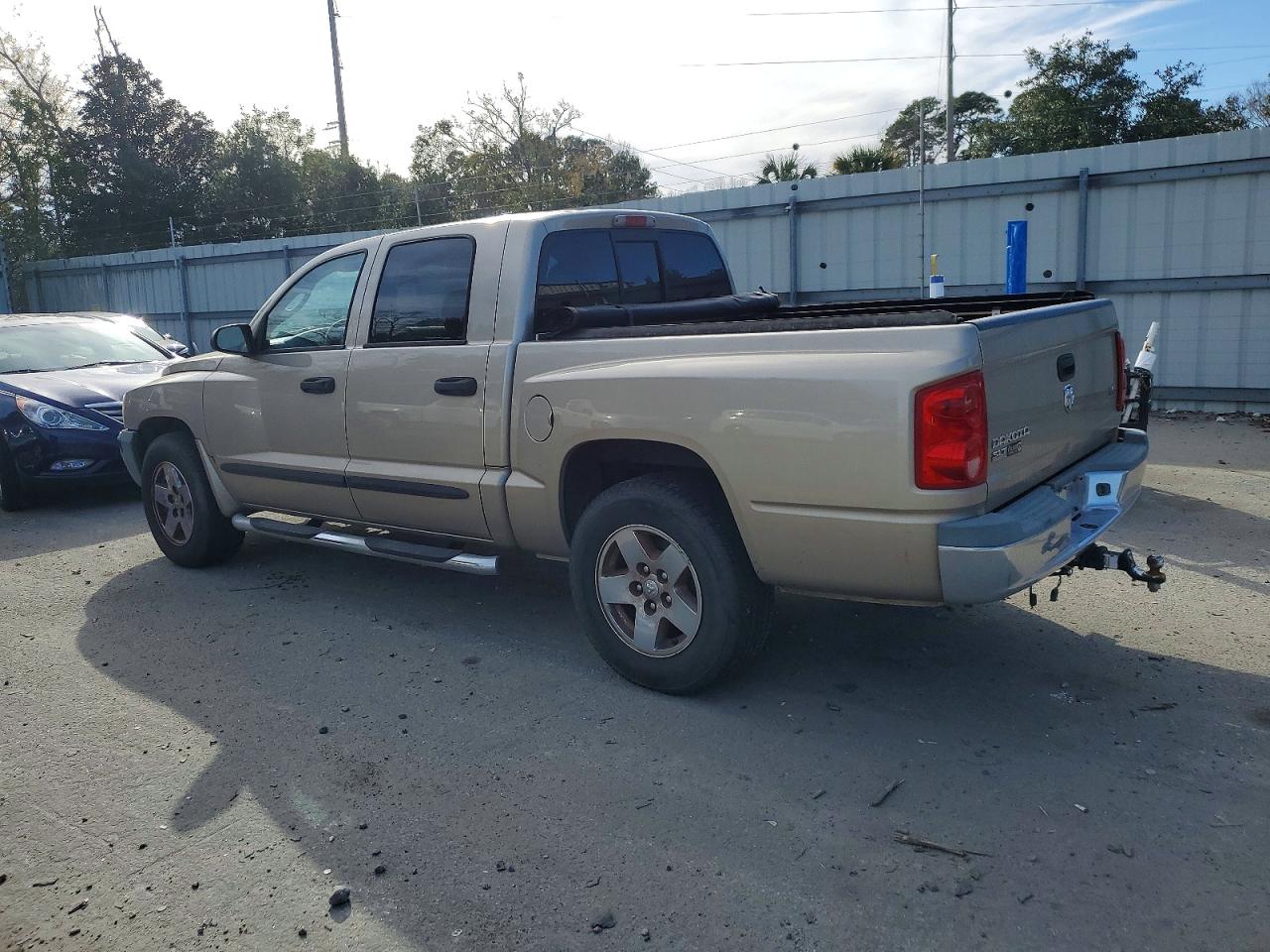 2005 DODGE DAKOTA QUAD SLT photo 2