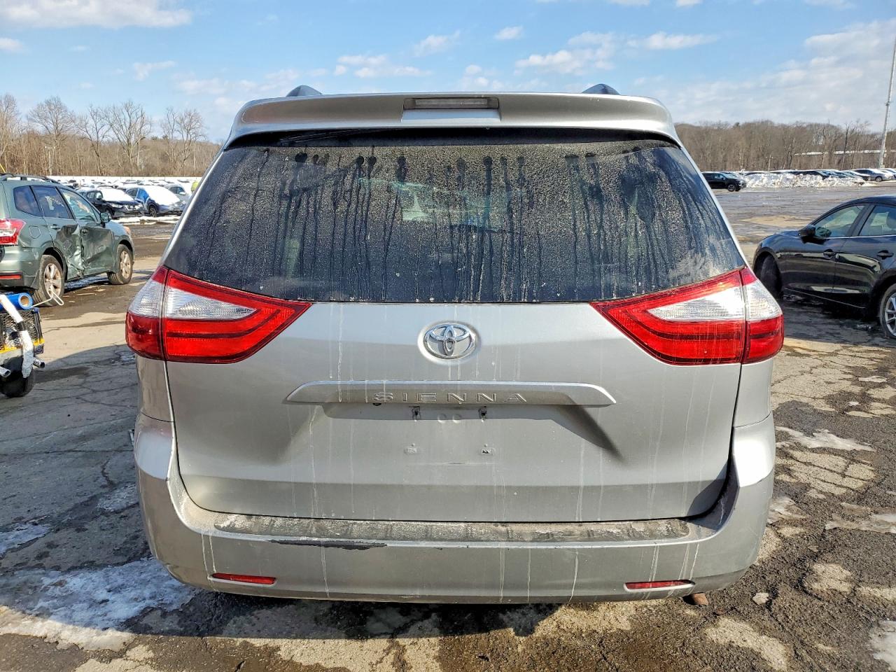 2015 TOYOTA SIENNA LE photo 6