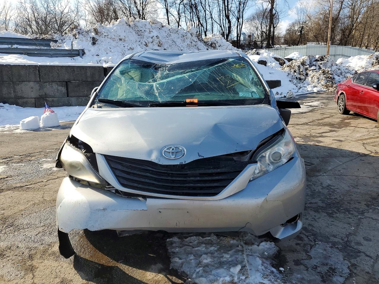 2015 TOYOTA SIENNA LE photo 5