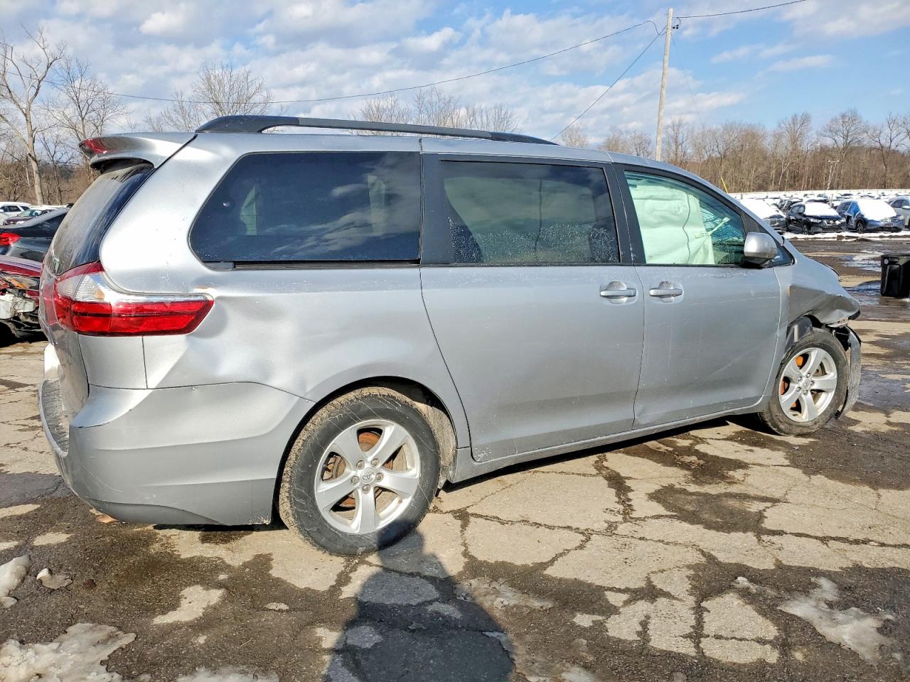 2015 TOYOTA SIENNA LE photo 3