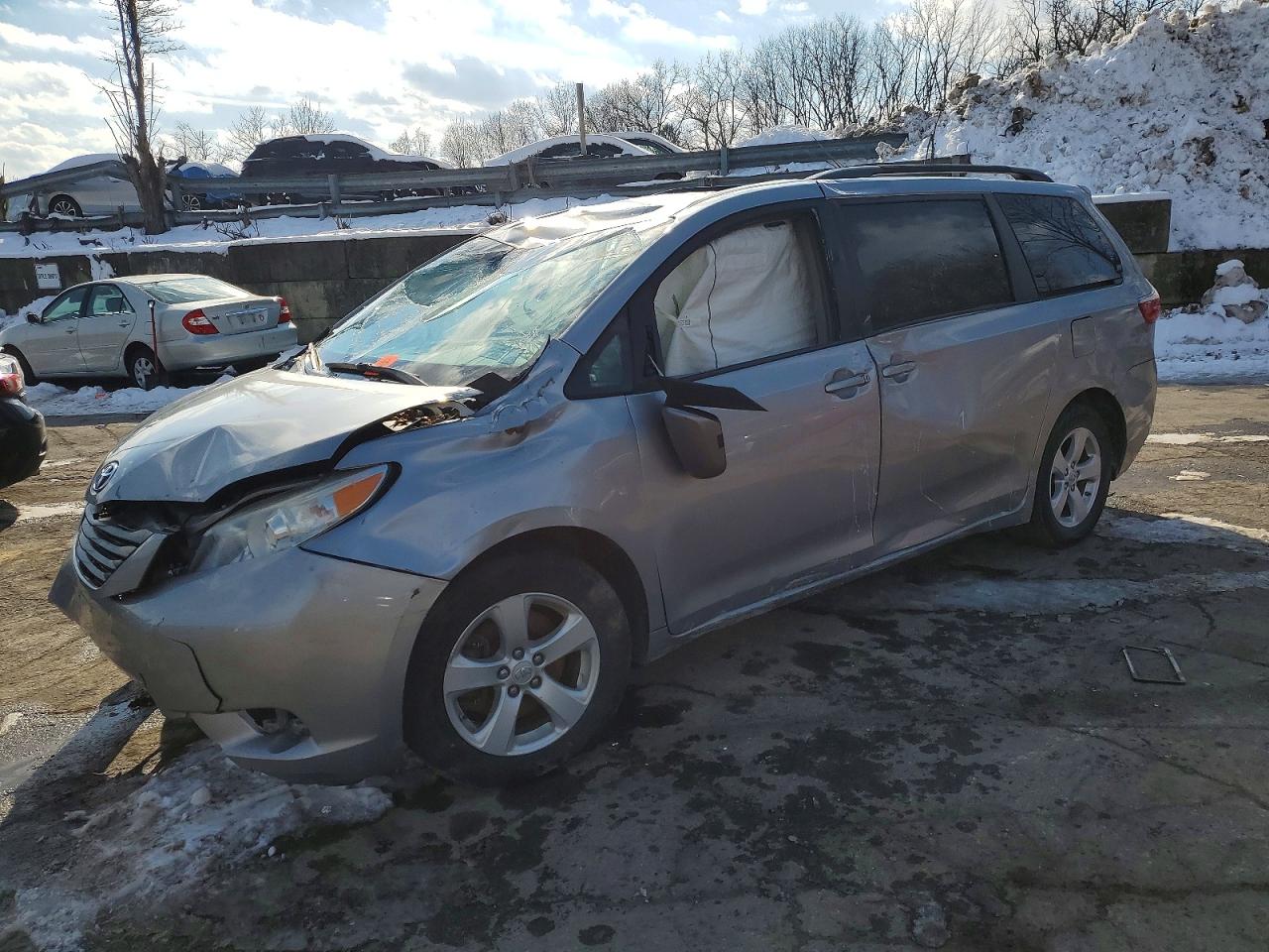 2015 TOYOTA SIENNA
