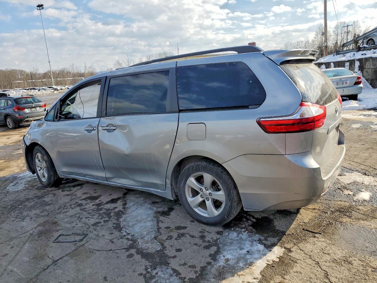 2015 TOYOTA SIENNA LE photo 2