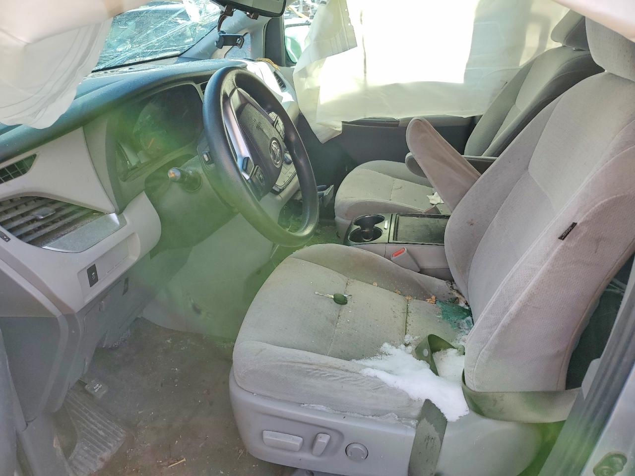 2015 TOYOTA SIENNA LE photo 7
