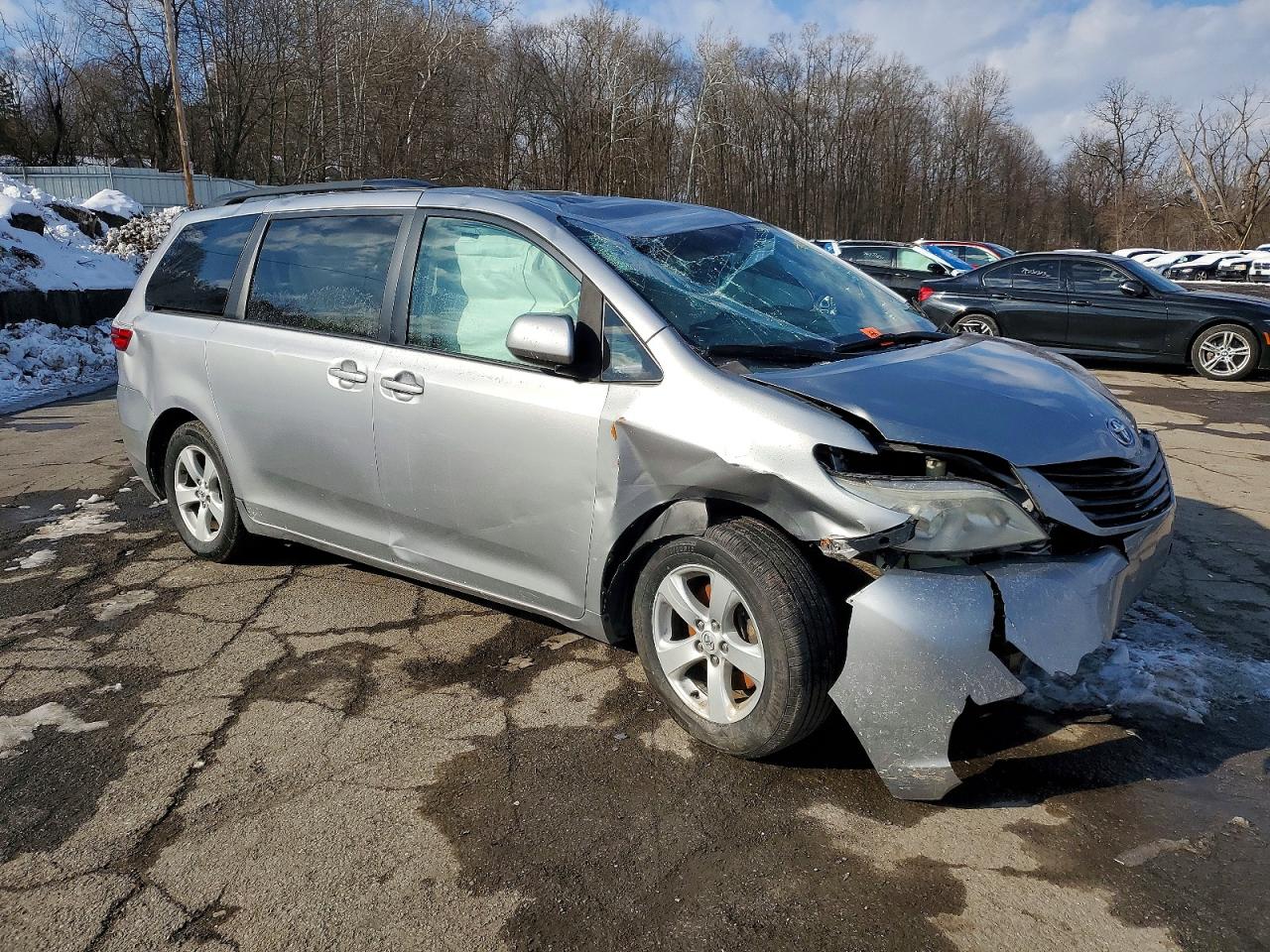2015 TOYOTA SIENNA LE photo 4