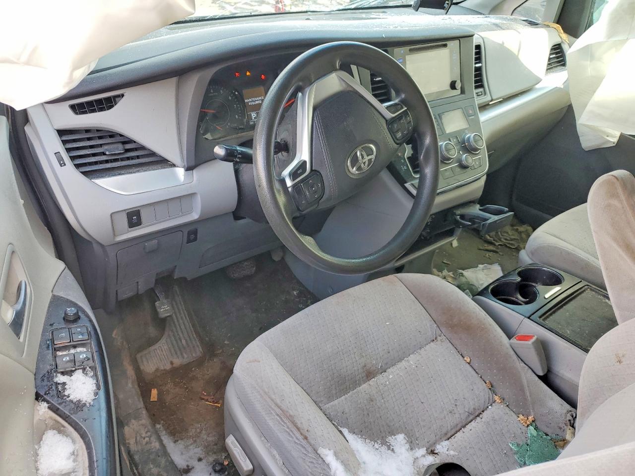 2015 TOYOTA SIENNA LE photo 8