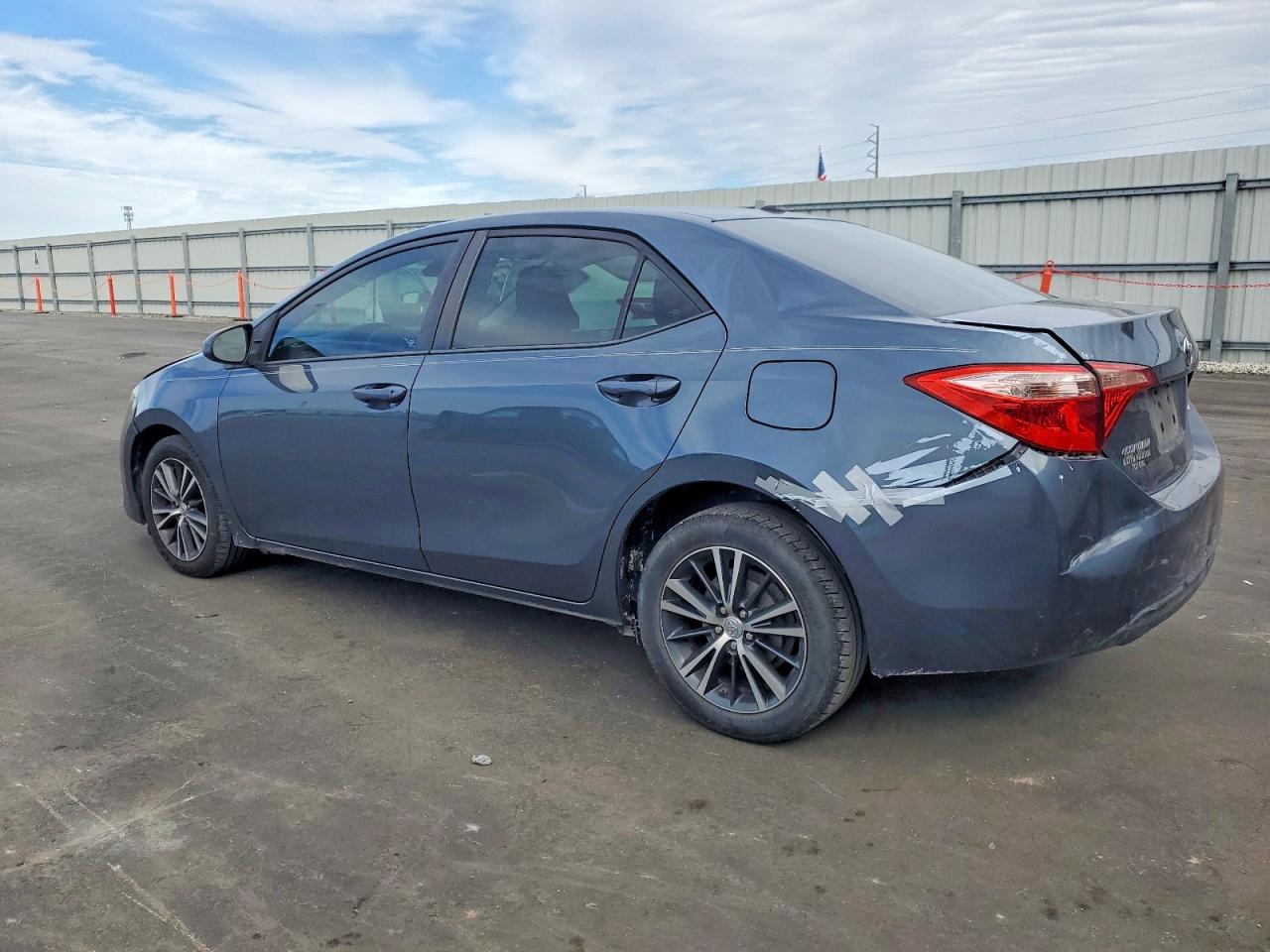 2017 TOYOTA COROLLA L photo 3