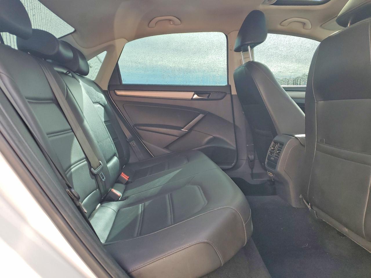 2021 VOLKSWAGEN PASSAT SE photo 10