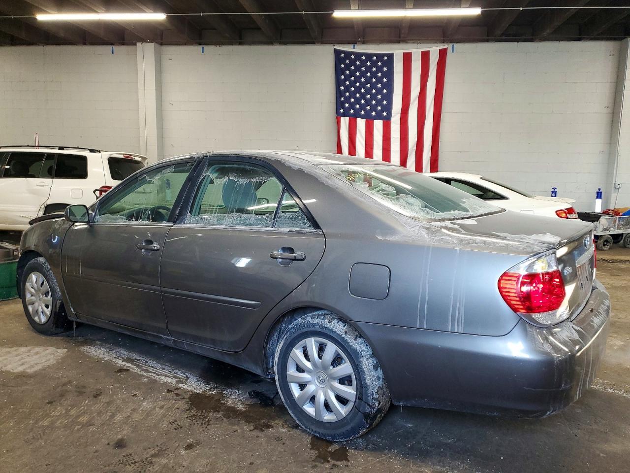 2005 TOYOTA CAMRY LE photo 2