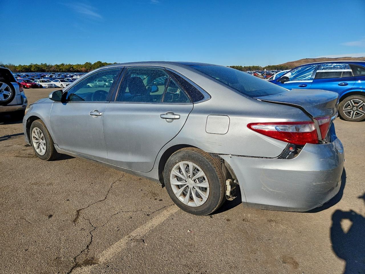 2016 TOYOTA CAMRY LE photo 3