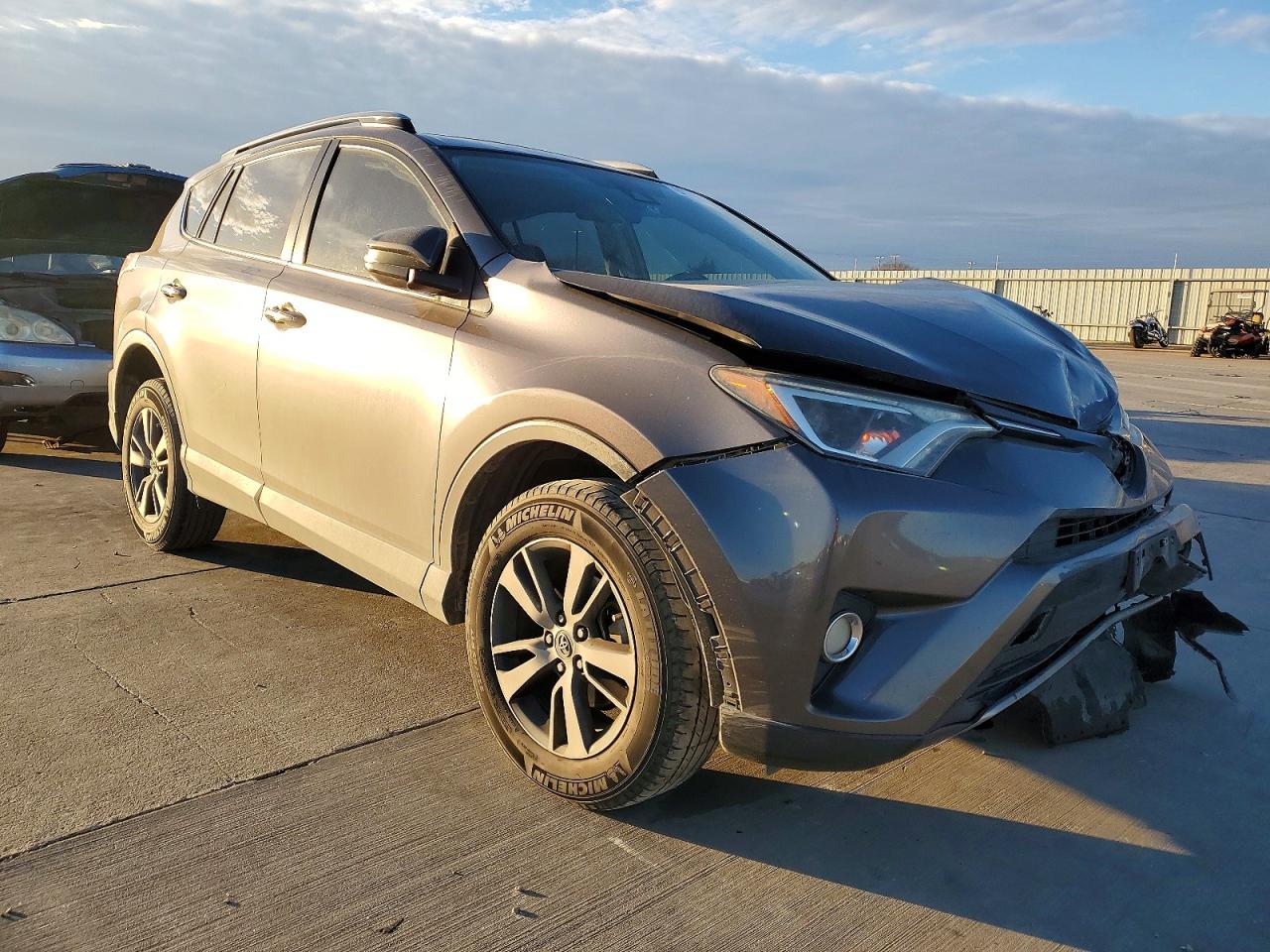 2017 TOYOTA RAV4 XLE photo 4