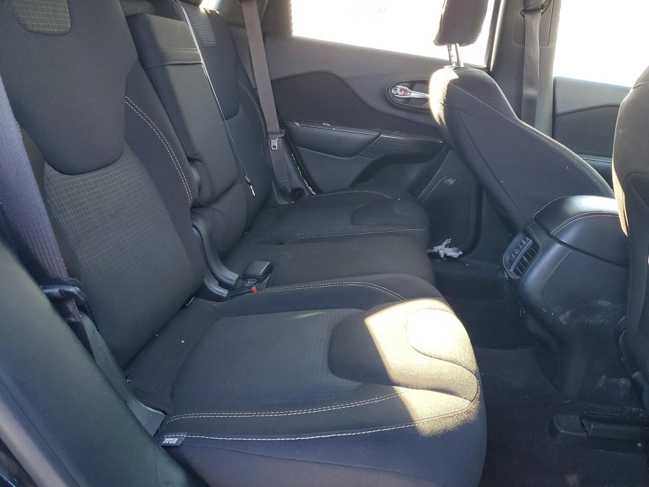 2016 JEEP CHEROKEE LATITUDE photo 11