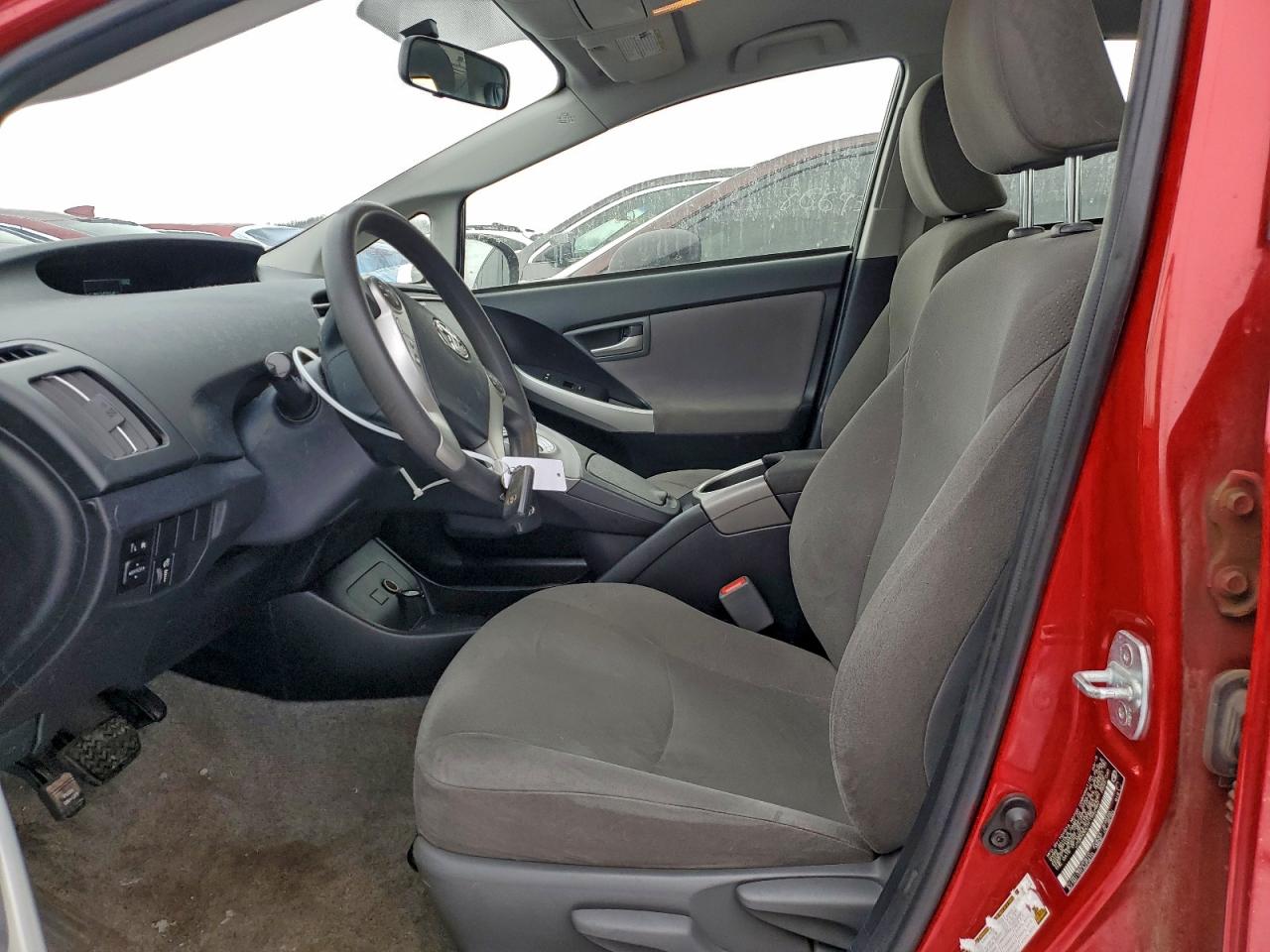 2015 TOYOTA PRIUS photo 7