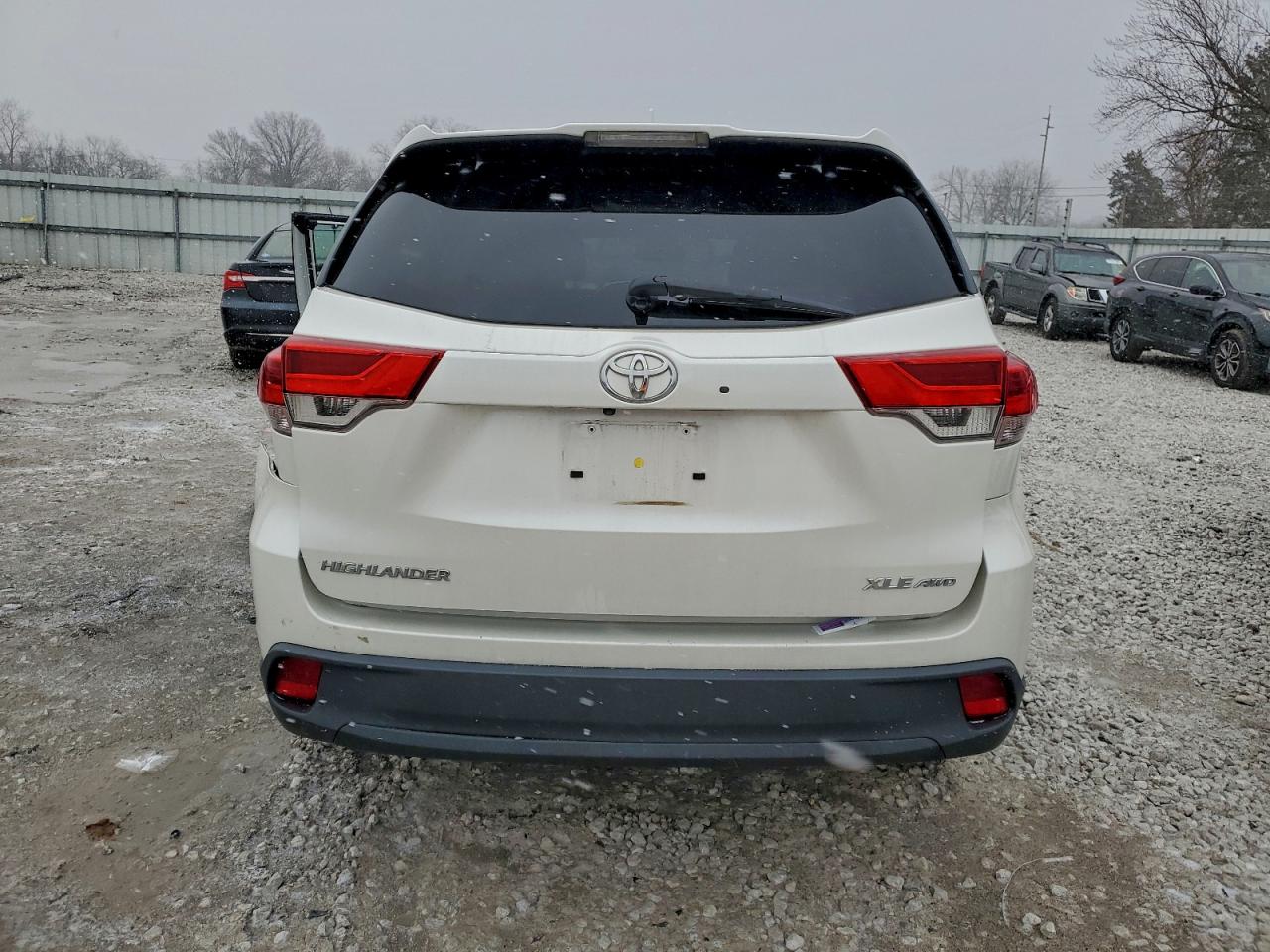 2019 TOYOTA HIGHLANDER SE photo 6