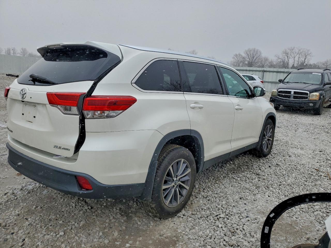 2019 TOYOTA HIGHLANDER SE photo 3