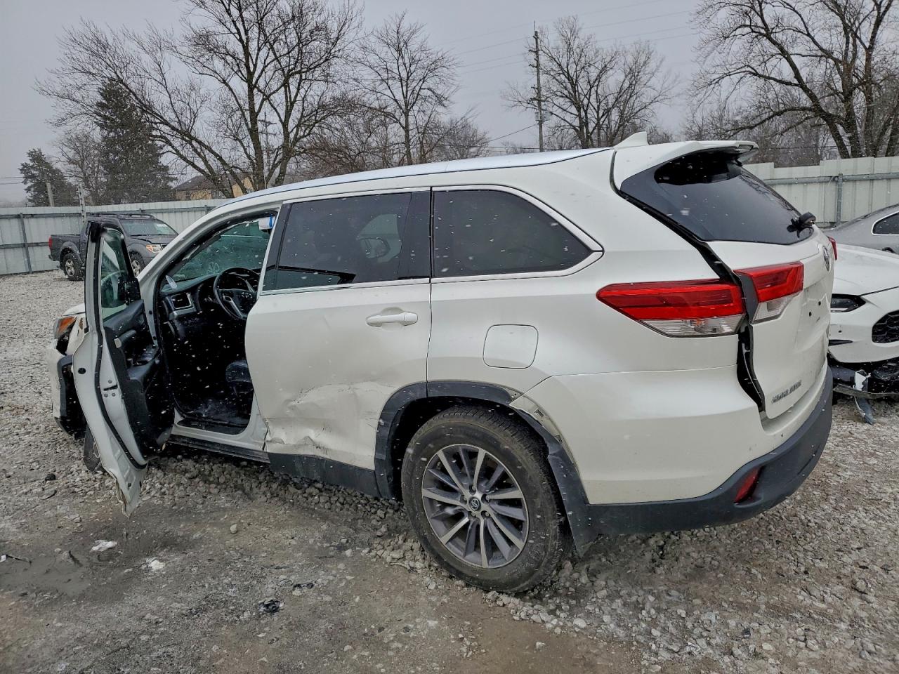 2019 TOYOTA HIGHLANDER SE photo 2