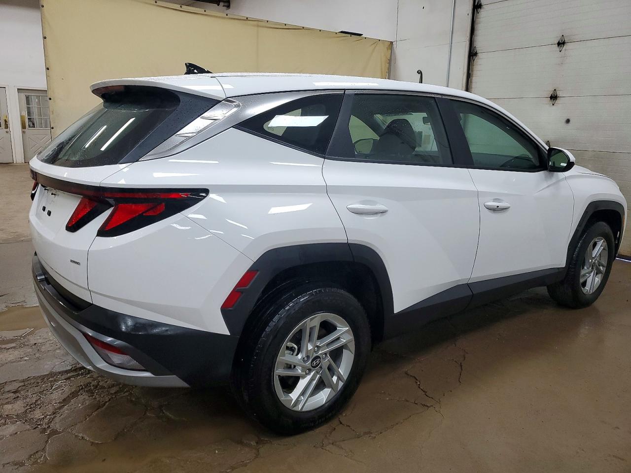 2025 HYUNDAI TUCSON SE photo 3