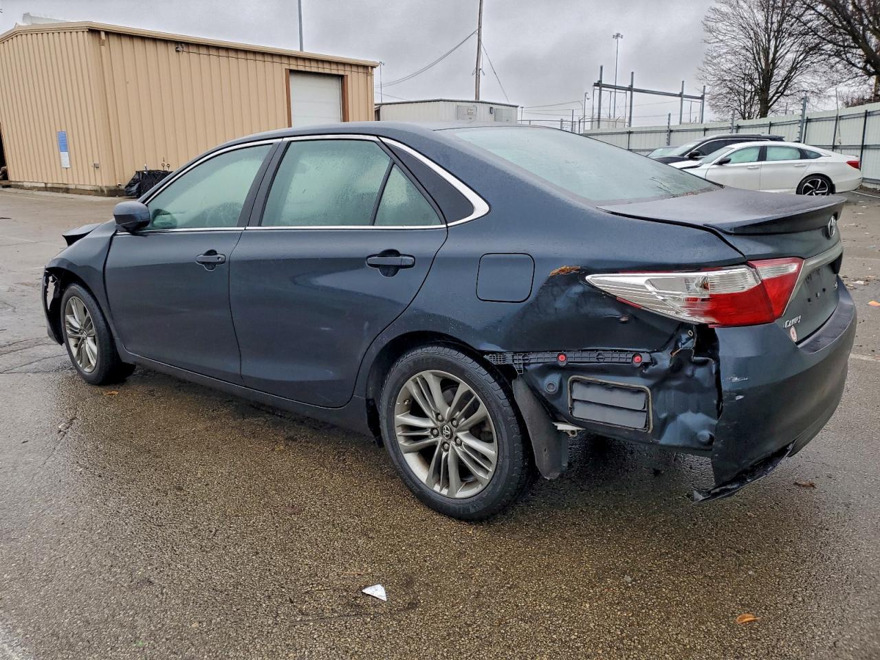 2017 TOYOTA CAMRY LE photo 2