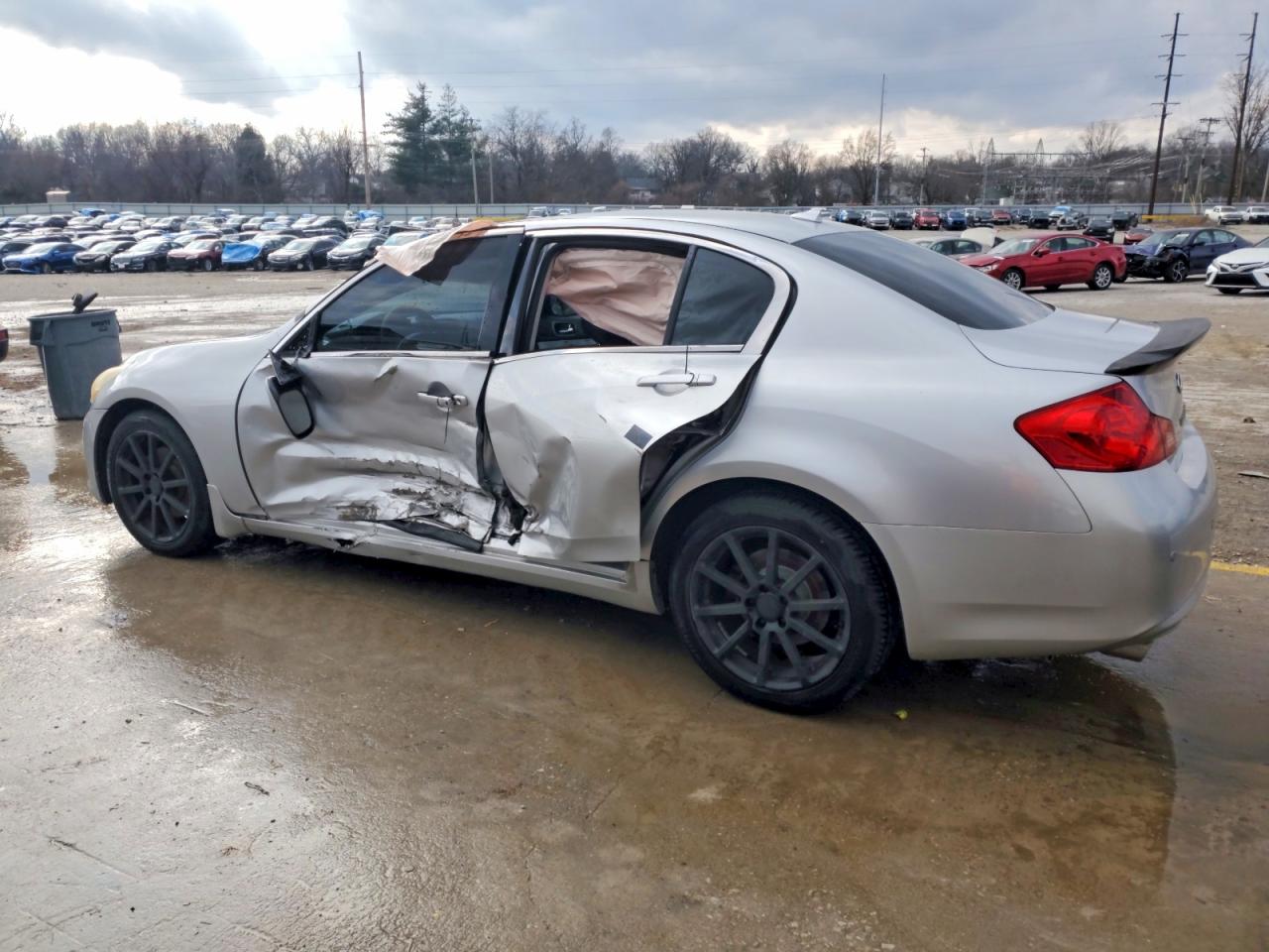 2013 INFINITI G37 photo 2