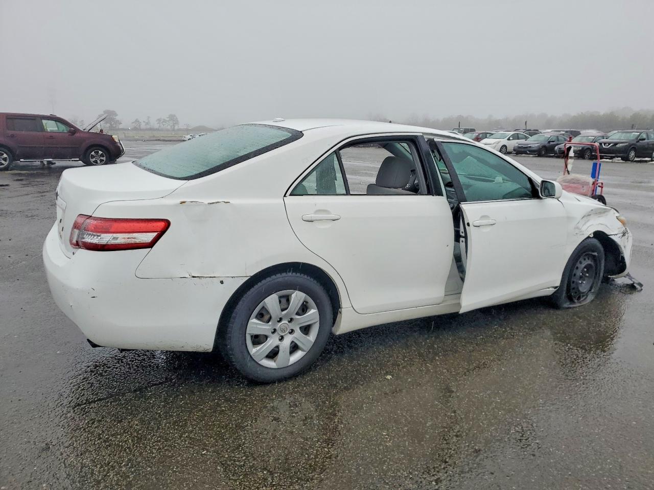 2011 TOYOTA CAMRY BASE photo 3