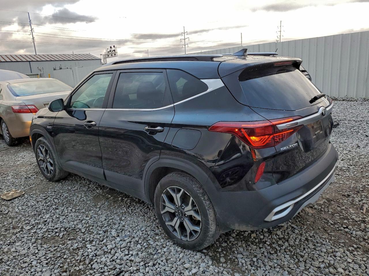 2021 KIA SELTOS EX photo 2