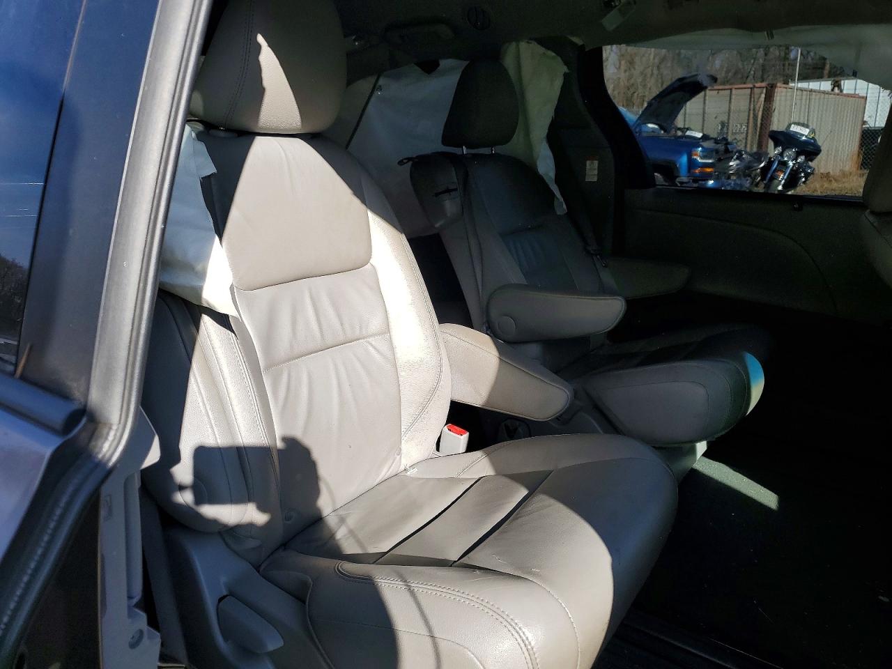 2015 TOYOTA SIENNA XLE photo 11