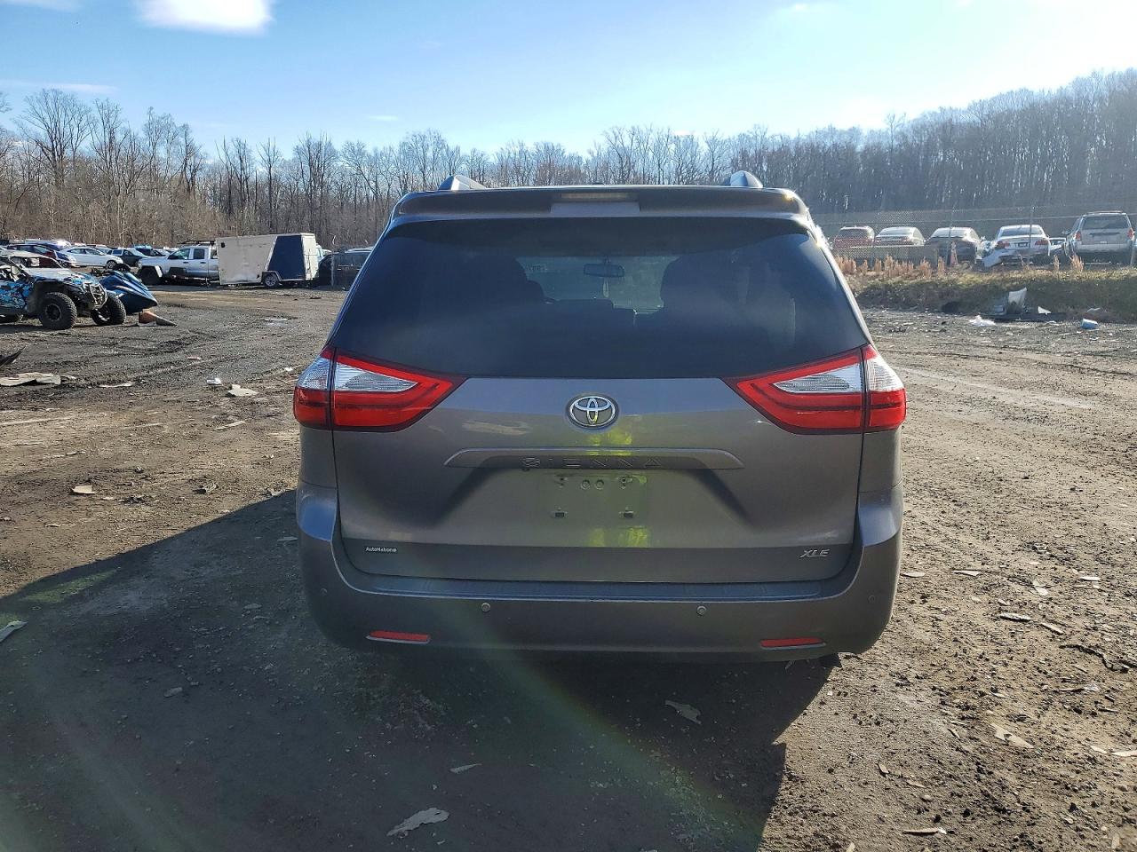 2015 TOYOTA SIENNA XLE photo 6