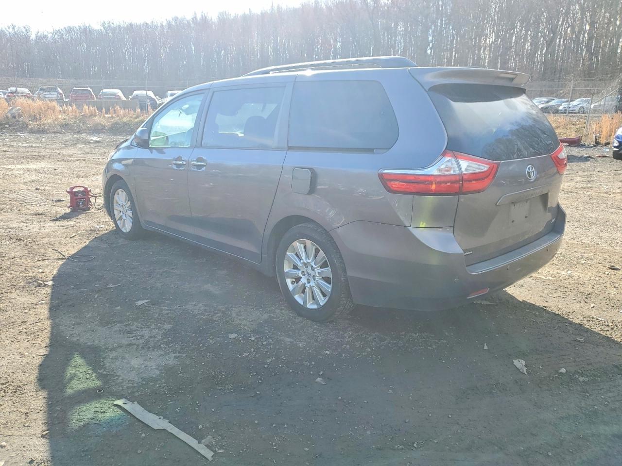 2015 TOYOTA SIENNA XLE photo 2
