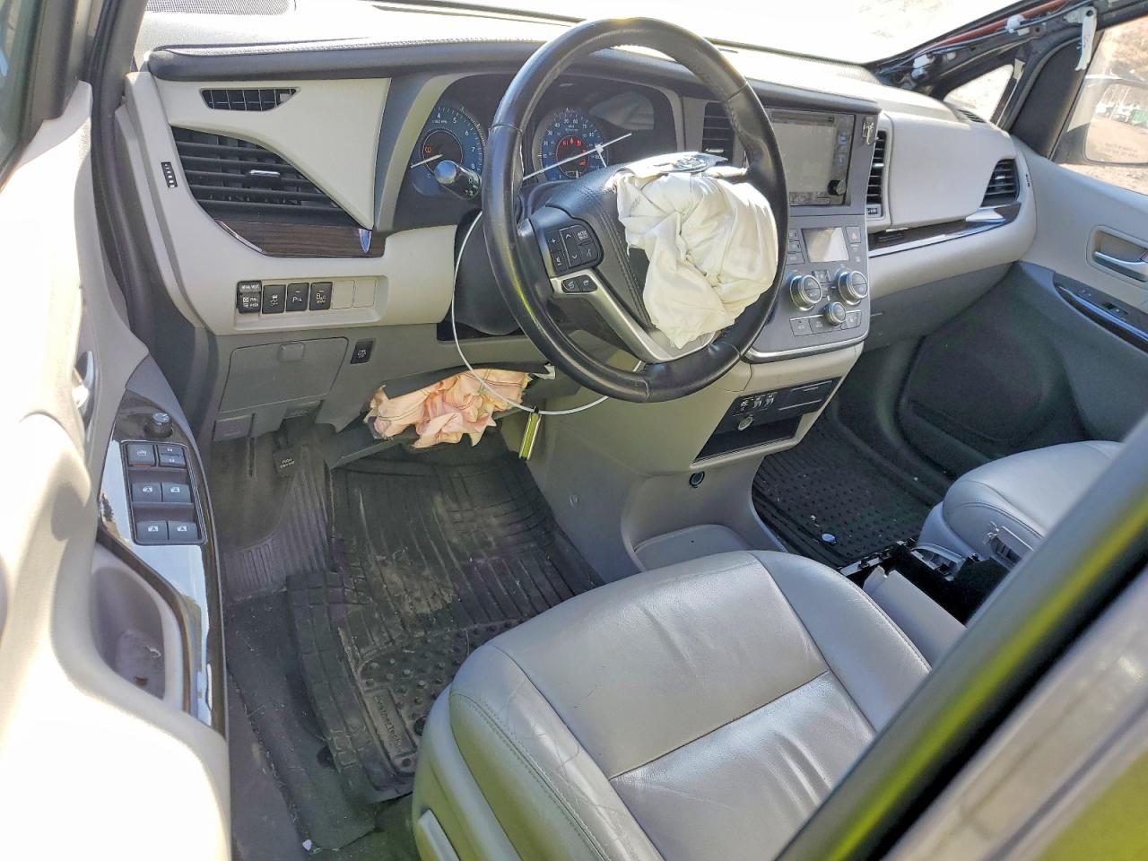 2015 TOYOTA SIENNA XLE photo 8