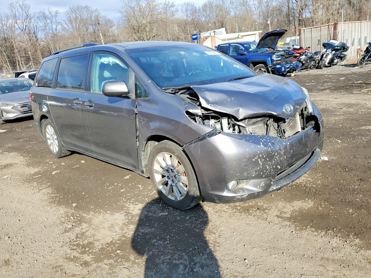 2015 TOYOTA SIENNA XLE photo 4