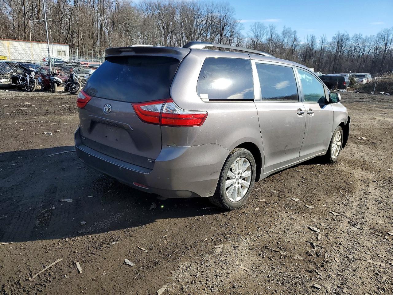 2015 TOYOTA SIENNA XLE photo 3