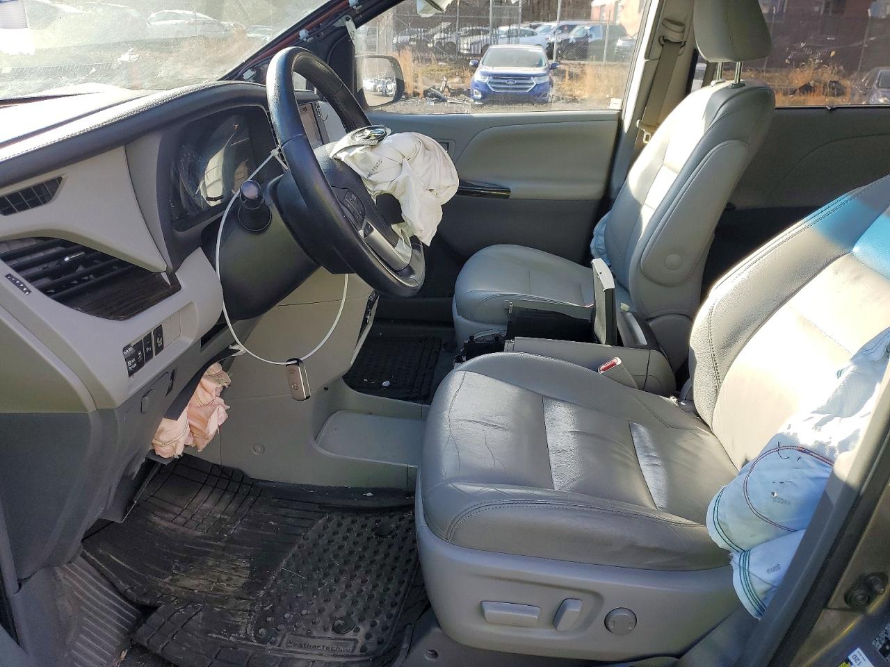 2015 TOYOTA SIENNA XLE photo 7