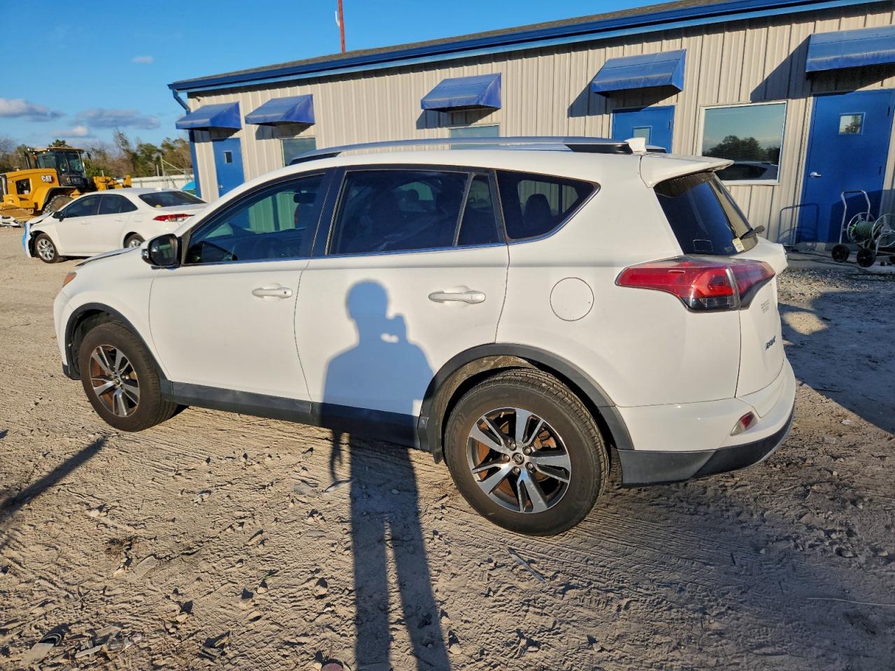2016 TOYOTA RAV4 XLE photo 2