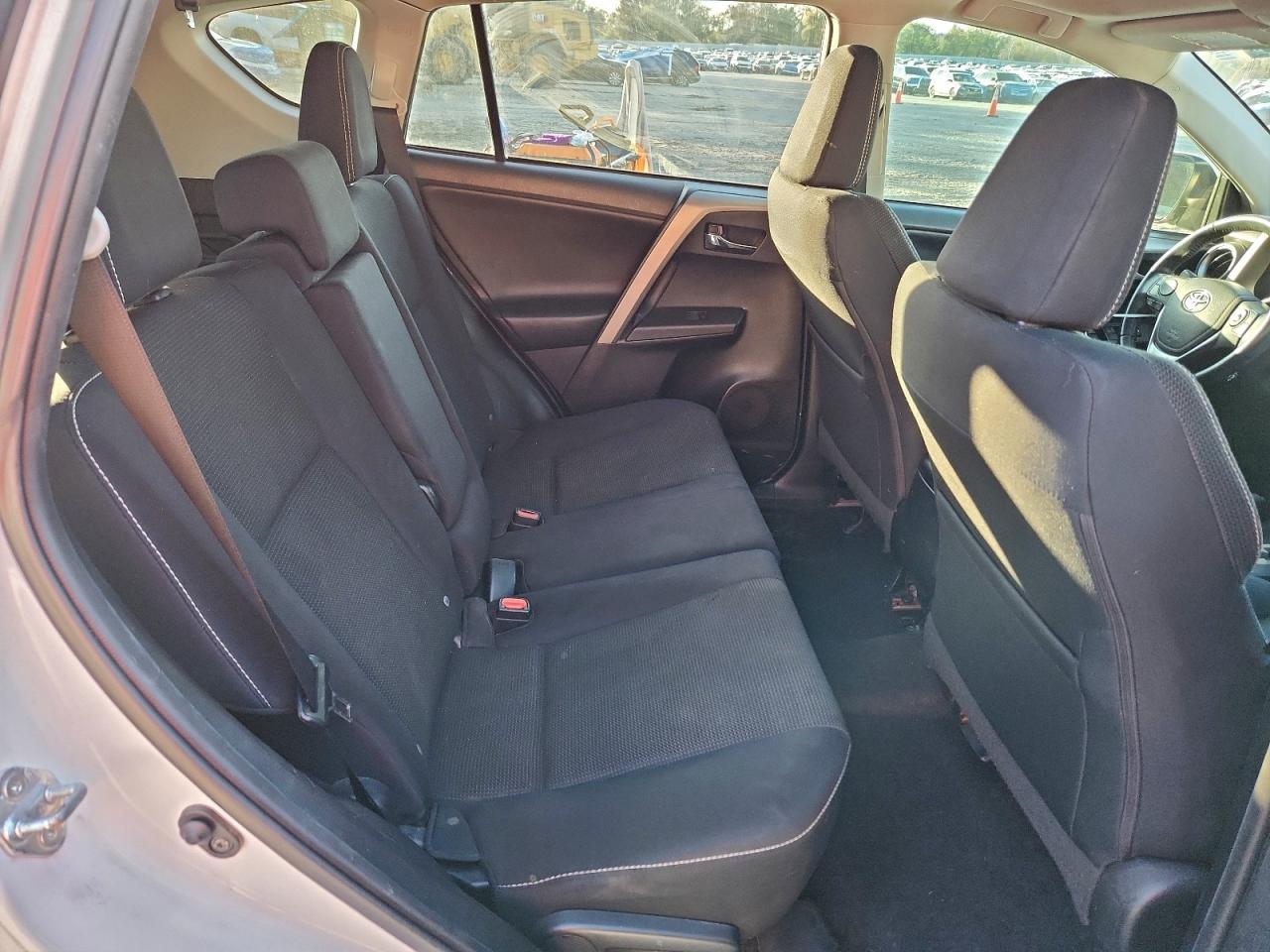 2016 TOYOTA RAV4 XLE photo 11
