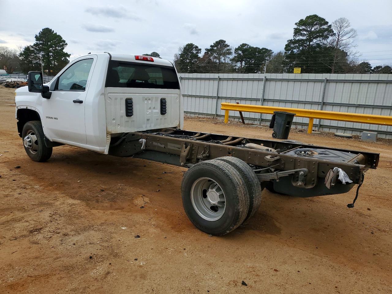 2024 CHEVROLET SILVERADO HD TRUCK CAB AND CHASSIS photo 2