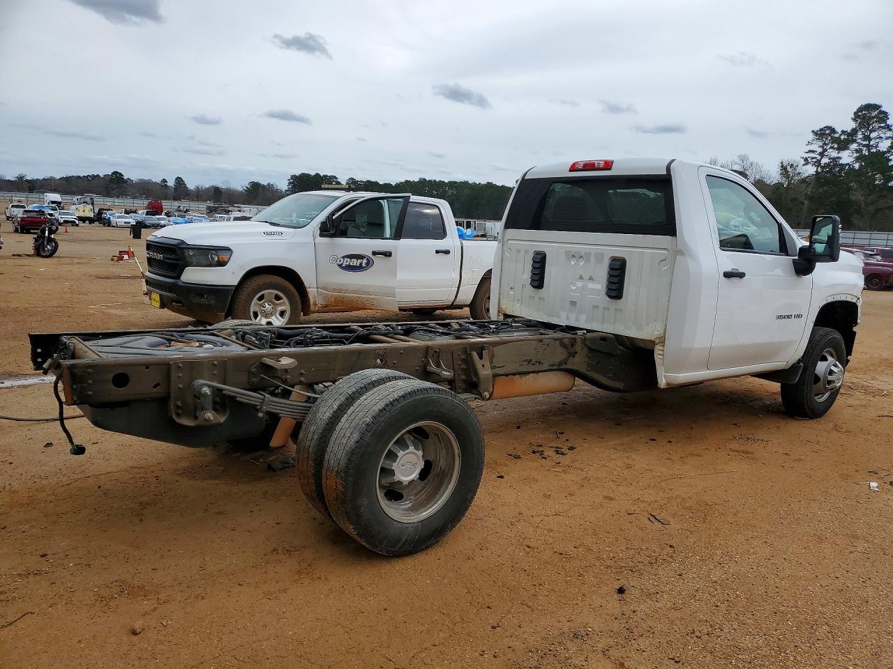 2024 CHEVROLET SILVERADO HD TRUCK CAB AND CHASSIS photo 3