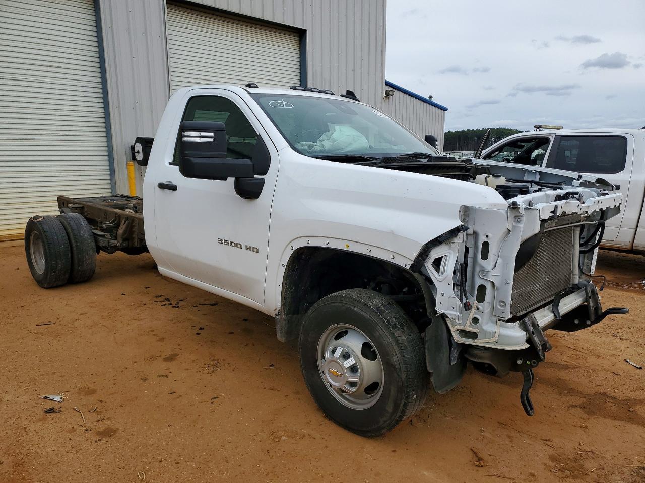 2024 CHEVROLET SILVERADO HD TRUCK CAB AND CHASSIS photo 4