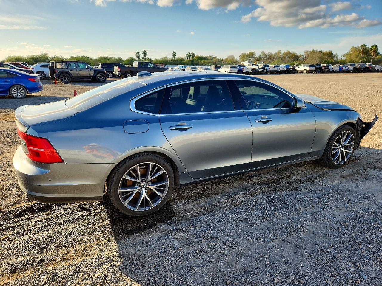2018 VOLVO S90 T5 MOMENTUM photo 3