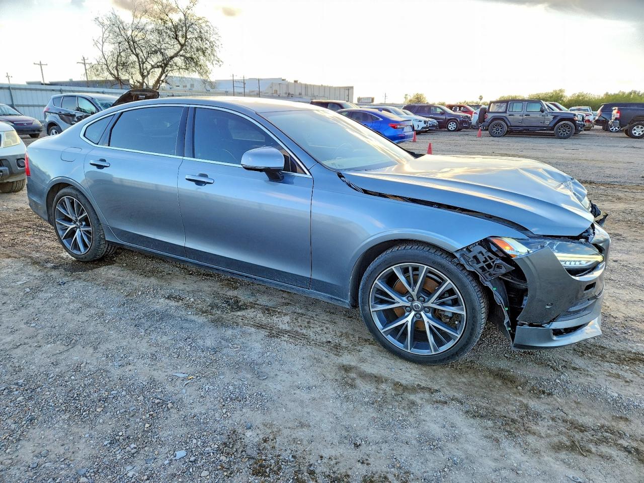 2018 VOLVO S90 T5 MOMENTUM photo 4