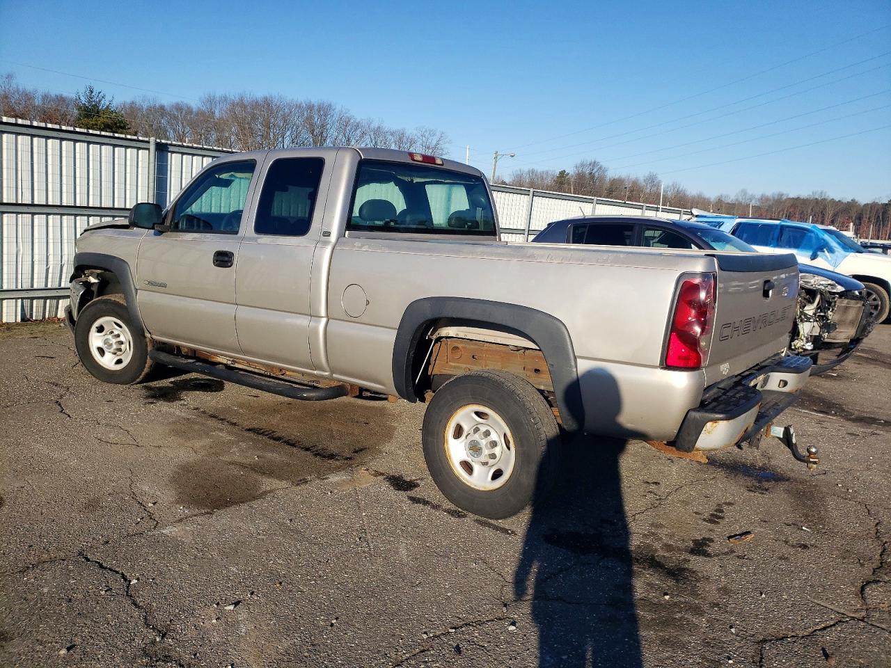 2004 CHEVROLET SILVERADO C2500 HEAVY DUTY photo 2