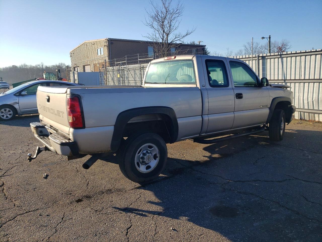 2004 CHEVROLET SILVERADO C2500 HEAVY DUTY photo 3
