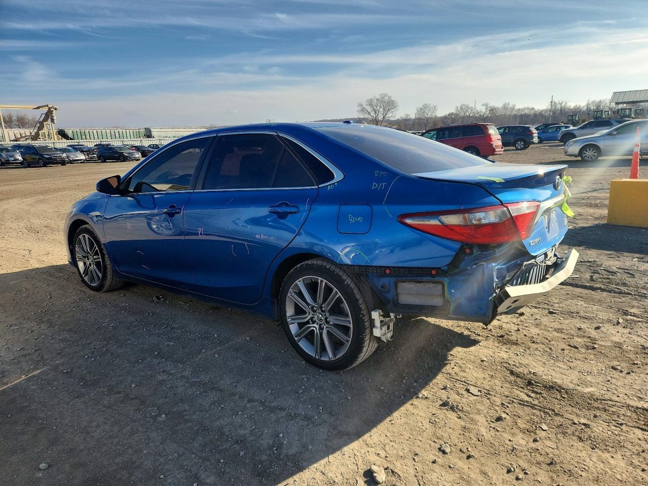 2016 TOYOTA CAMRY LE photo 2
