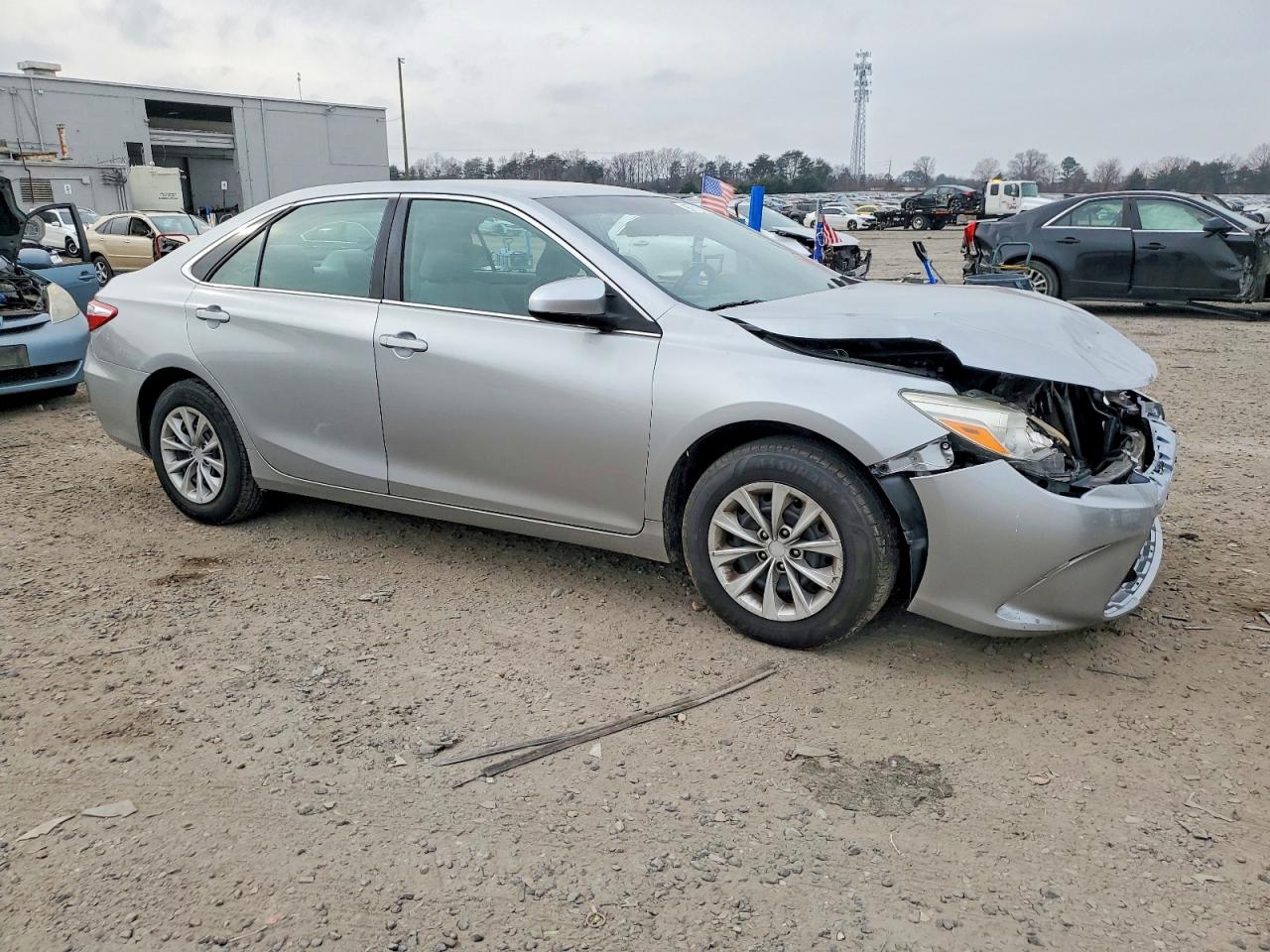 2015 TOYOTA CAMRY LE photo 4