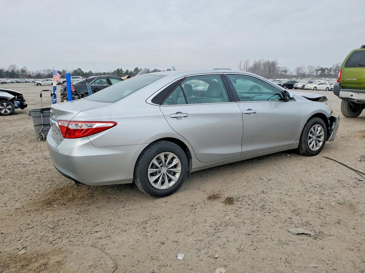 2015 TOYOTA CAMRY LE photo 3