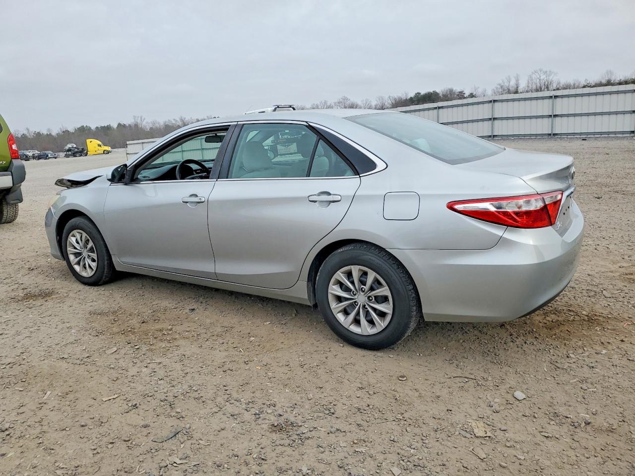 2015 TOYOTA CAMRY LE photo 2