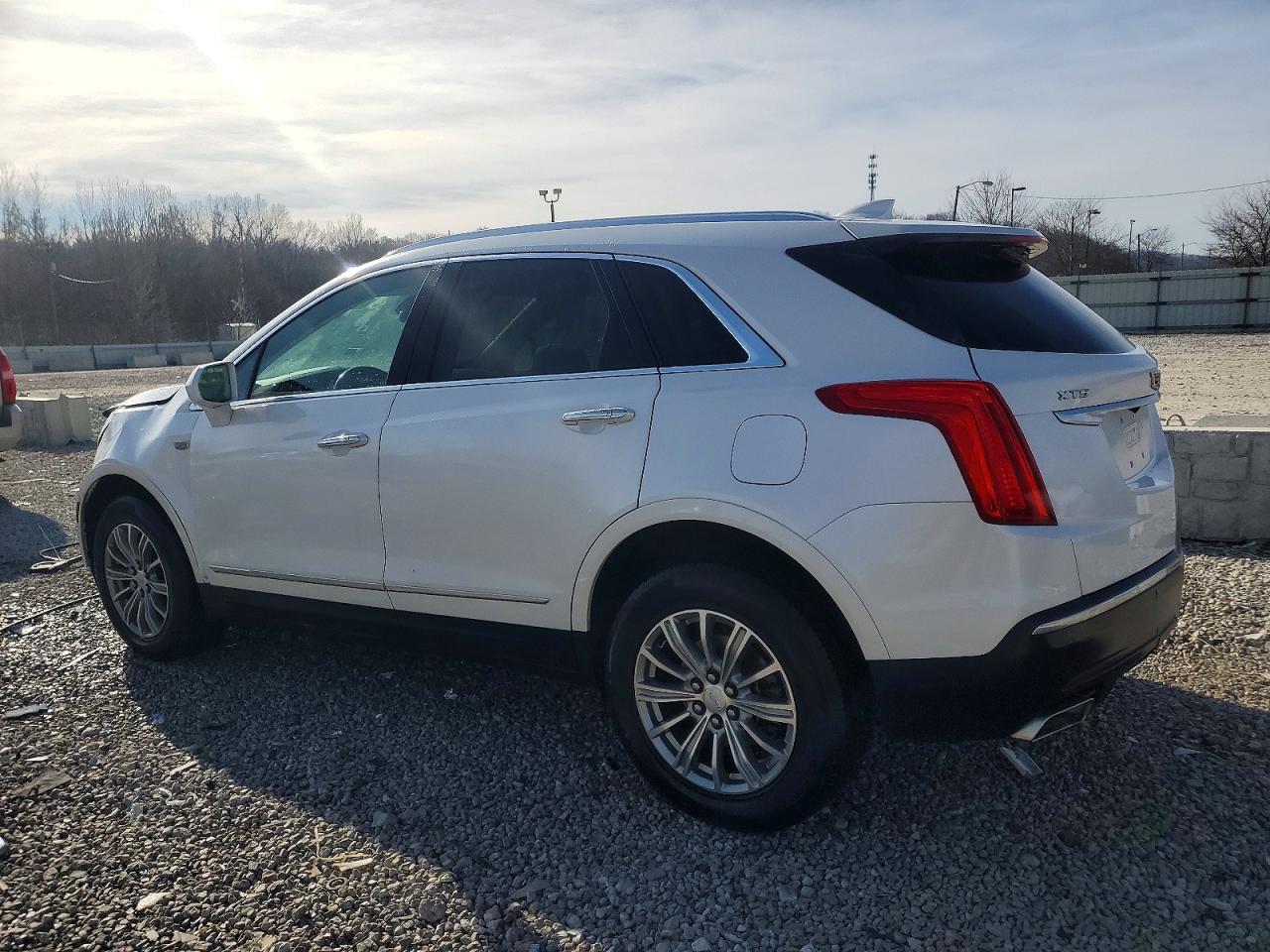 2017 CADILLAC XT5 LUXURY photo 2