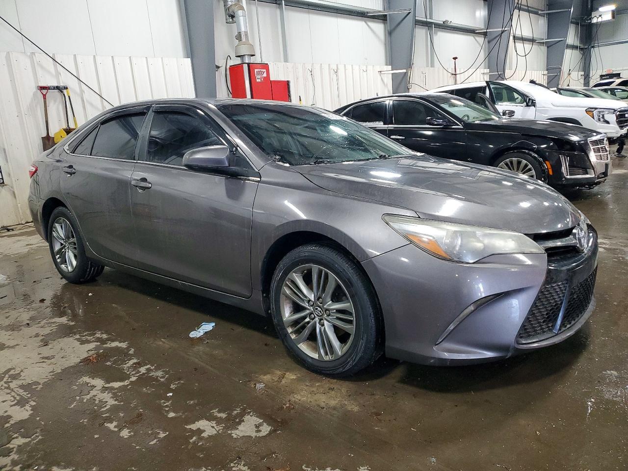 2017 TOYOTA CAMRY SE photo 4